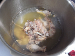 グツグツ煮てアクを取ったら、圧力鍋で40分ほど加圧。 ご覧のとおりのクタクタに。