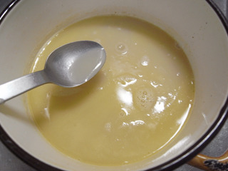 こんなサラサラの白濁スープが取れた。これで水炊きでも したら、さぞやうまかろう。