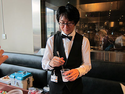 先日の記事</a>にもなった、藤原さんの砂糖水バー。衣装まで調達したため、実はイベント中いちばんの金のかかってるコーナーである。（作っているものはいちばん貧乏くさい）
