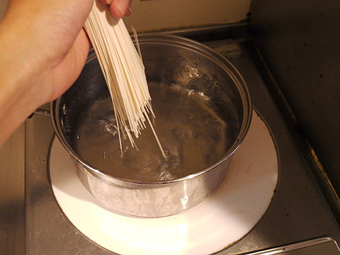 5：素麺を投入する（二束くらい）