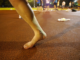 裸足ランニングでの着地。足の先の広い部分（フォアフット）で着地することで足の筋肉を使い衝撃吸収。