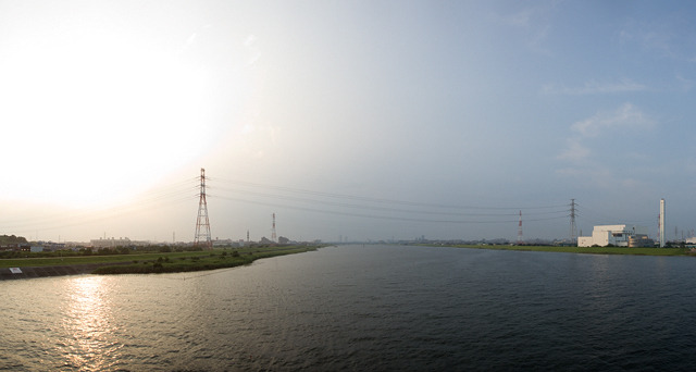 近所の江戸川を渡る2本の送電線と、それを支える凛々しい鉄塔。
