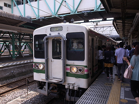 高崎駅から前橋駅に向かう電車も込んでいる