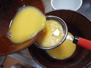 通常、茶碗蒸しは醤油、みりん、醤油、塩などを入れたダ シ汁と、卵（漉す）をドッキングさせることで完成。