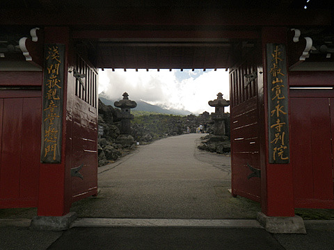 「東叡山寛永寺別院 浅間嶽観音堂惣門」とある。鬼ゲートなどと口走って申し訳ありませんでした。