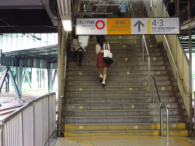 考えてみたら「地下鉄」に乗り換えるのに階段昇る、ってふしぎだよね。