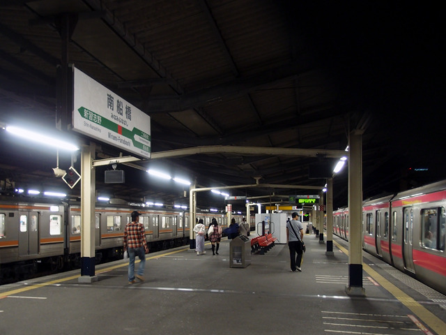 京葉線ホームから武蔵野線ホームに乗り換えるのが好き。特に夜が好き。