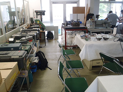 実験テーブルの周囲に色々な工具やボール盤、小型旋盤などが置いてある。懐かしい光景だね。なぜ懐かしいかと言うと、私は大学が工学部だったから。