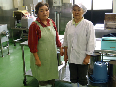 松皮餅を作る村上明子さんと、村上洋子さん。同じ村上ではありますが、姉妹ではなく、同じ地区に村上姓が沢山いるそうです。今まで数々のテレビ番組に出たらしい。