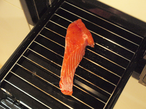 鮭を焼きます