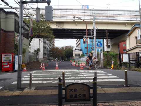 この都電跡の「大島緑道公園」をまっすぐ亀戸に向かって進んで行くと、首都高小松川線の高架と交わる。