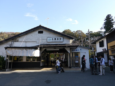 スタート地点は北鎌倉駅。趣のある駅舎である。
