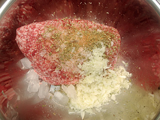 豚挽肉に塩やスパイス類、タマネギ、氷を加えてよく練る。脂が多い方がおいしいので、安い挽肉が向いているかな。