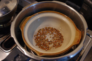 小さい土鍋に仕込み、丸ごと圧力鍋に入れる