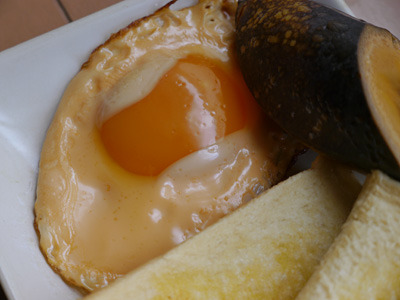 深いオレンジ色に燻製された卵は香りはともかく目玉焼きの味だった。