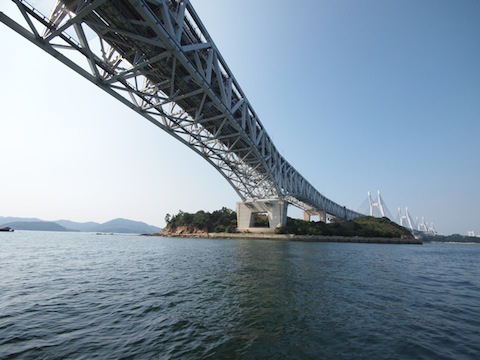 与島と岩黒島をつなぐ「与島橋」は877mのトラス橋。華美な主塔がなくトラス構造のみで橋を支える渋い奴。