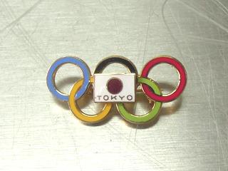 古賀が出したのは、東京オリンピックのものらしきバッジ