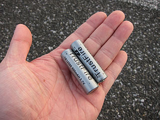 リーチーウームーイーオーン電池ー。大きさは単3電池と同じくらい。