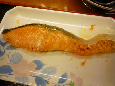 鮭はやや固め。ほぐしてご飯にかけるとうまい。
