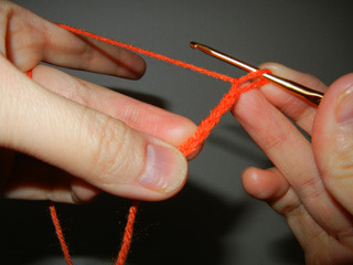 くさり編みはかぎ針というものさえあれば編み物ができなくても3分ぐらいあれば習得できると思う