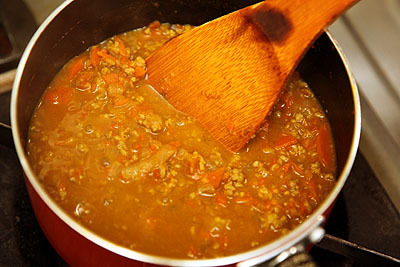 塩とかガラムマサラとかケチャップとかソースとかトマトピューレとかで適当に味付けをする。味見をして少し濃いめにする（後であずき入れるから）。で、煮込む。