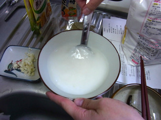大匙一杯の小麦粉をお湯で溶かしたものを入れる