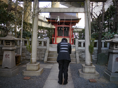 兜町神社に初詣。癒着の現場を見つけられますように。