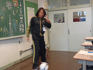 教室でボールを蹴ると怒られたもんだが、この日はOKでした。