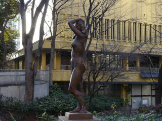 新宿中央公園には姿勢がいい銅像もたくさんいた