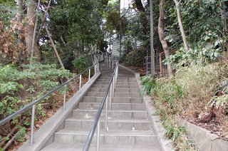 この細い階段のほうは裏参道と呼ばれる