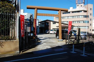 地元の日枝神社の前の道なんですが