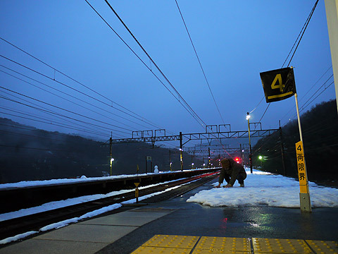 次の目的地の途中駅「近江塩津駅」で雪遊びをした