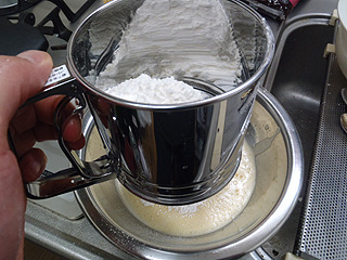 小麦粉はダマになるので、ふるいをかけてから入れる。