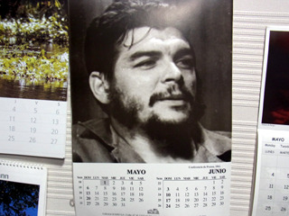 キューバのカレンダー。チェ・ゲバラ。尾身さん曰く「若くして死んだから裕次郎みたいなもんだな」