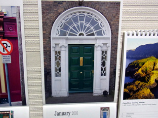 めくってもめくってもひたすらパブのドアしかうつってないアイルランドのカレンダー