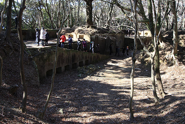 対馬・観光スポットのひとつ旧日本軍の砲台跡。ここでも取り囲まれた。。