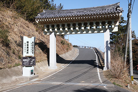 韓国展望所は、入り口の門から韓国風だった。