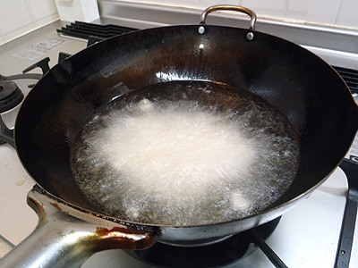 180度の油でよく揚げる。油はねが凄かった。解凍したてを揚げたからか。