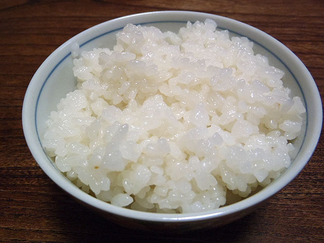 見た目はふっくら艶やか。普段炊飯器で炊くよりも米の粒が若干大きくなっている気もする。