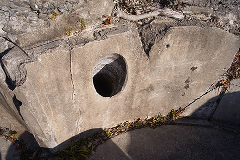 一箇所、コンクリートに穴が空いている。