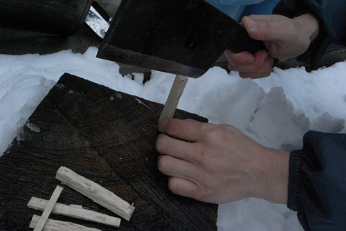 ストーブに収まるよう、樫の木の端材をさらに小さくする。
