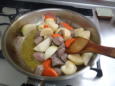 肉や野菜を炒めて、水を入れて煮て。あとは右上端に写りこむ物を投入すれば簡単に出来る。