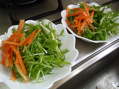 水菜と刻んだニンジンを皿に盛る。