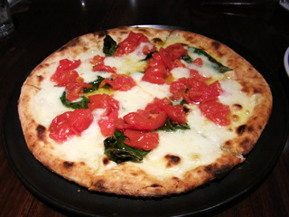 店員さんイチオシ「ピッツァ世界コンペティション最優秀賞受賞」のピザをいただく