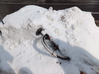 冬道用の自転車タイヤがあって、おじいさんがよく乗っている