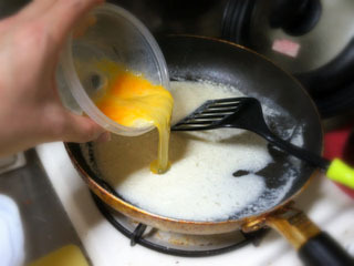 いろいろ混ぜたヨーグルトにさらにいろいろ混ぜる。 