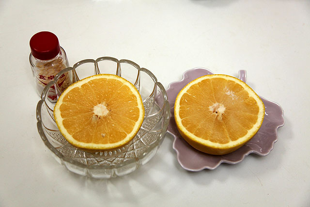 左は塩を振ってあるグレープフルーツ。右は砂糖を掛けてある。