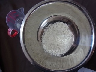 小麦粉に水を混ぜる。分量は先程とほぼ同じ。