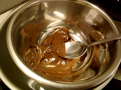 湯煎中は、横に置いておいたくさやの臭いと甘いチョコの香りが混ざってもう何がなんだか。