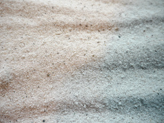 サラサラ細かくて手触りが気持ちいい砂